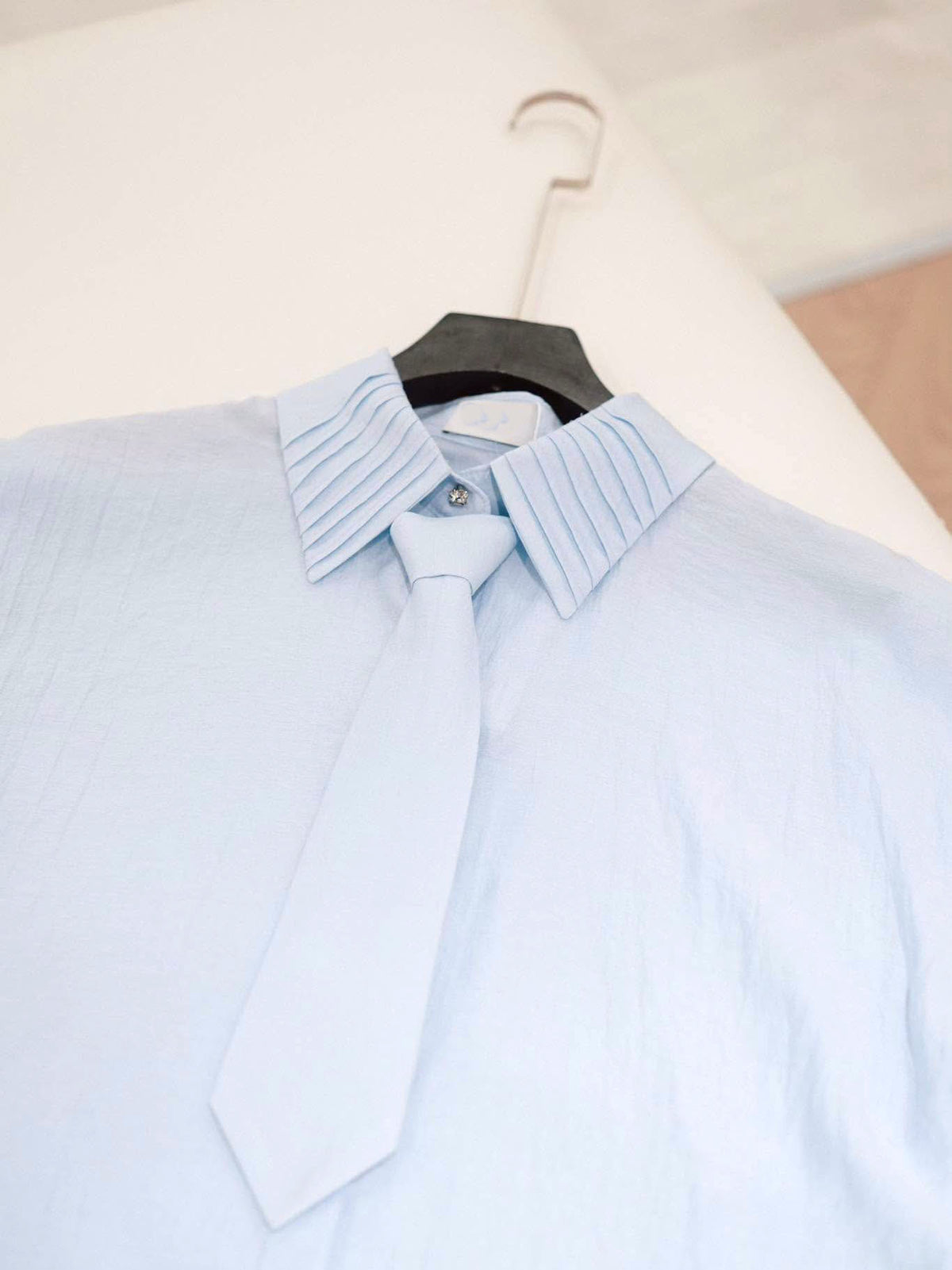 Pleated Collar Shirt With Tie