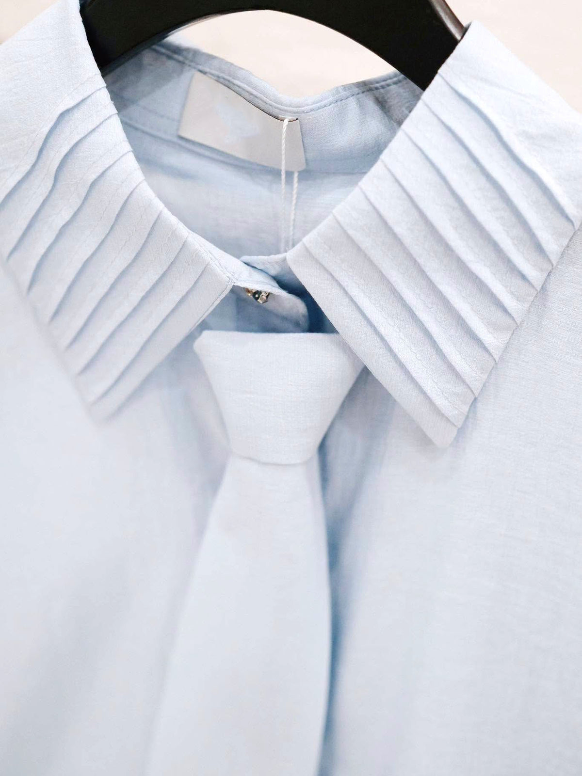 Pleated Collar Shirt With Tie