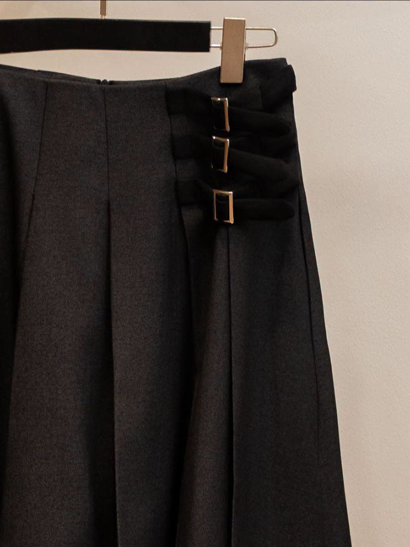 Buckle Detailed Pleated Skirt