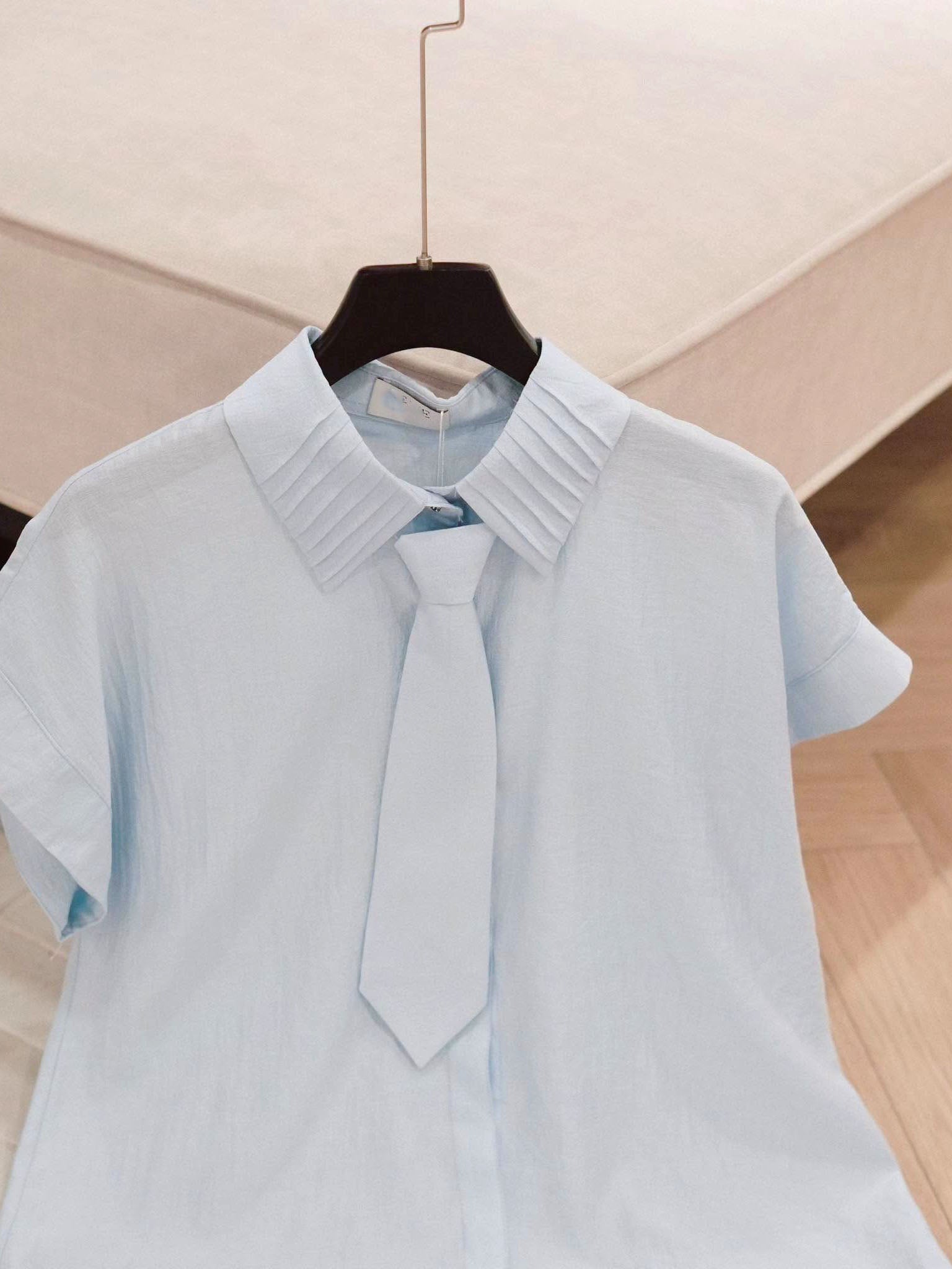 Pleated Collar Shirt With Tie