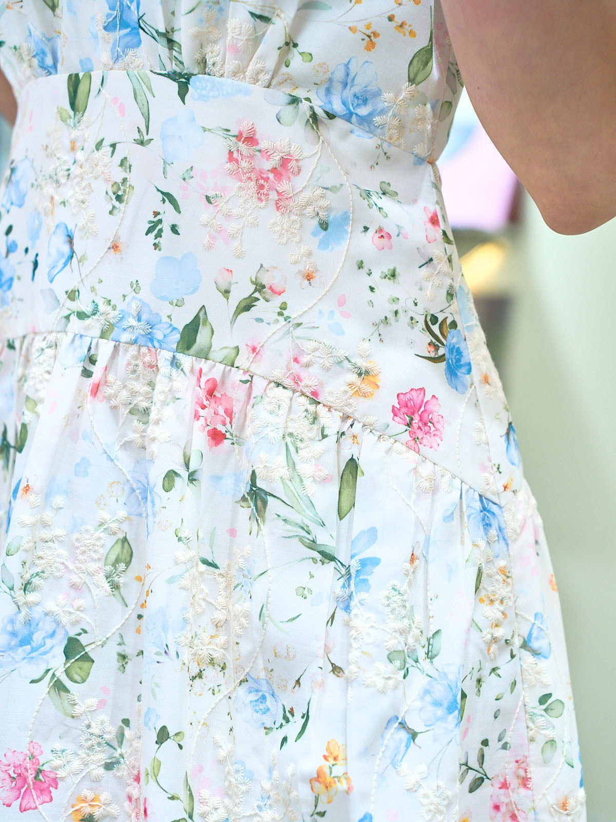 Lace Trim V Neck Sleeveless Floral Embroidered Dress